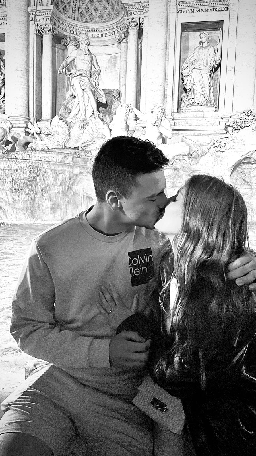 Pedida de man na Fontana di Trevi